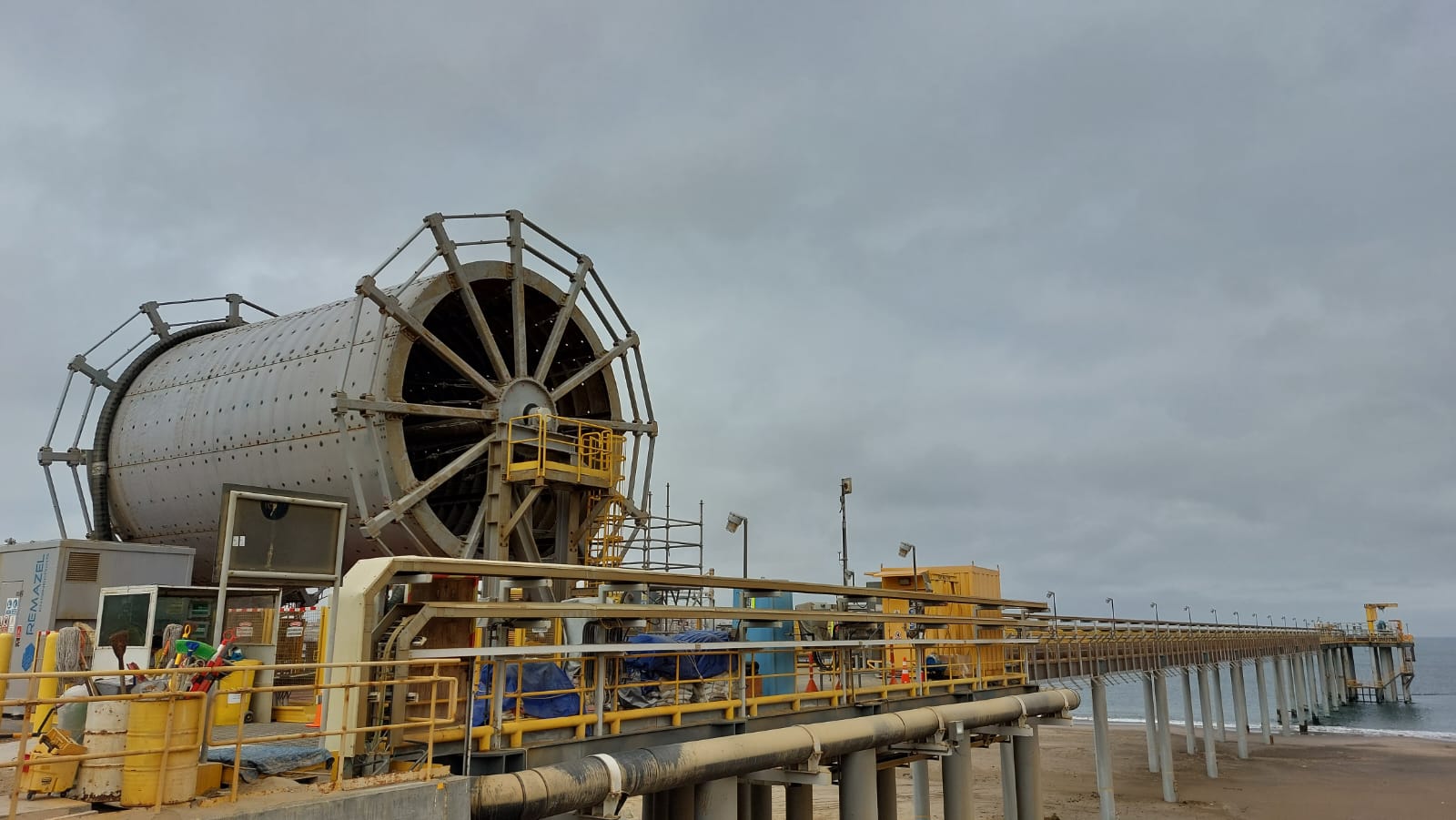 Floating hose reel and jetty structure at a sulphuric acid import terminal in Peru, inspected by INCITIAS during a 2025 site visit.